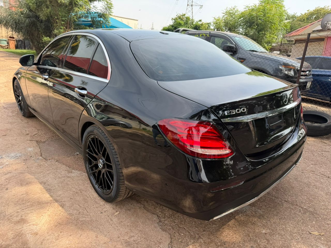 
								black 2019 Mercedes-Benz E 300 sedan full									