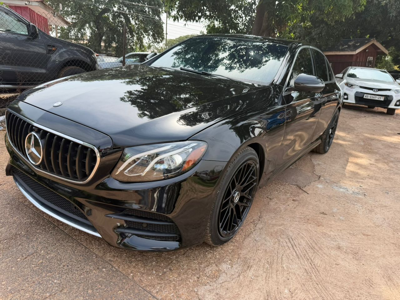 
								black 2019 Mercedes-Benz E 300 sedan full									