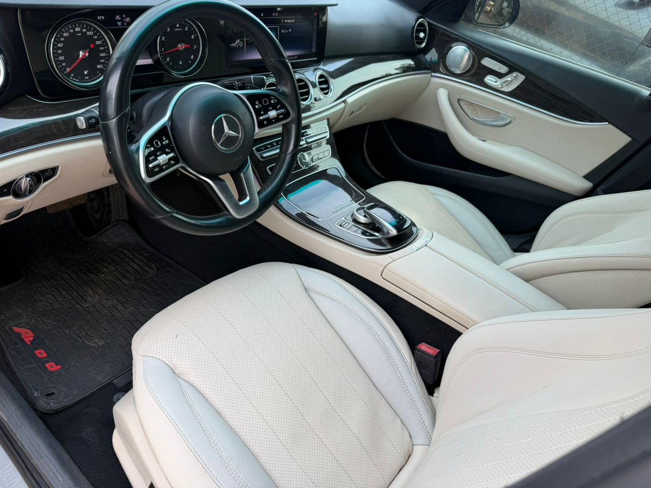 
								black 2019 Mercedes-Benz E 300 sedan full									