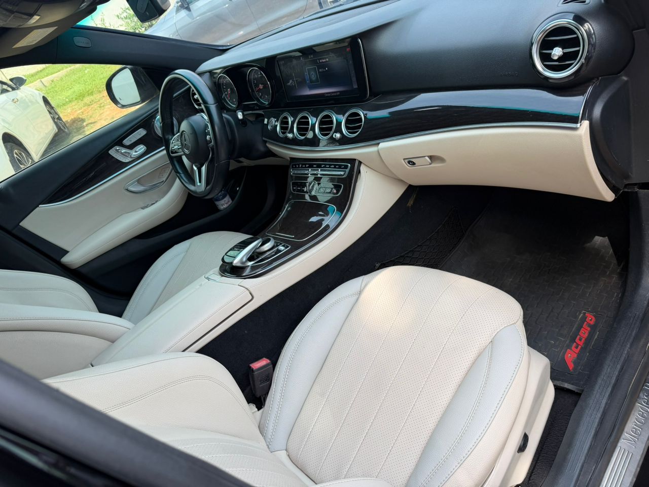 
								black 2019 Mercedes-Benz E 300 sedan full									