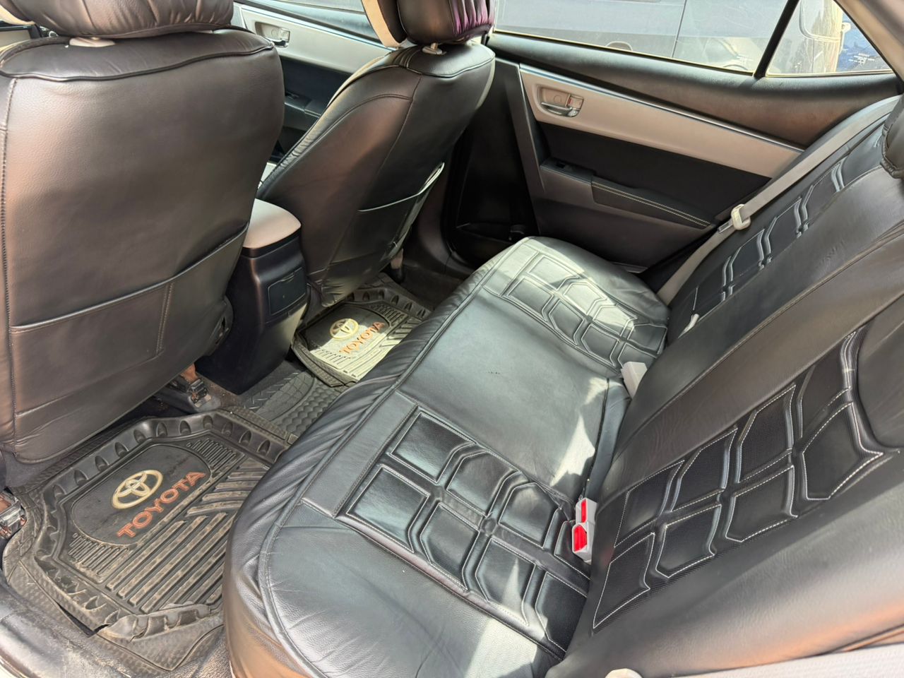 
								Toyota Corolla (White) full									